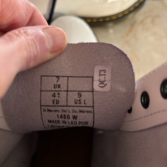 Dr.Martens lace up boot
Worn 1 time only
Great like new condition
Shiny white - Picture 4 of 5